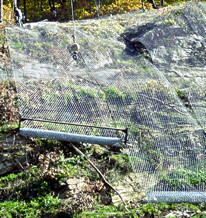 Укрепление склона сеткой двойного кручения Укрепление склона сеткой двойного кручения